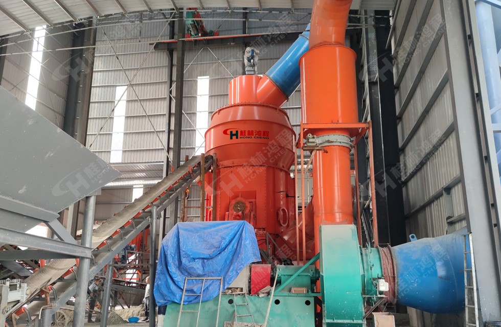 石灰石直接磨粉300目產量多少噸？hlm2600鴻程石灰石粉立磨參數