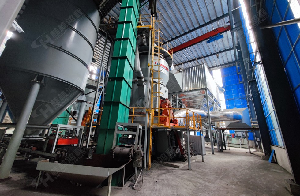 碳酸錳立磨案例現(xiàn)場(chǎng)圖片:鴻程Hlm2400錳礦立磨