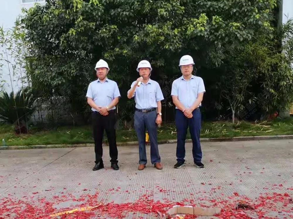 桂林鴻程董事長容平勛發表致辭桂林鴻程機電設備有限公司廠區2#生產廠房開工大吉！