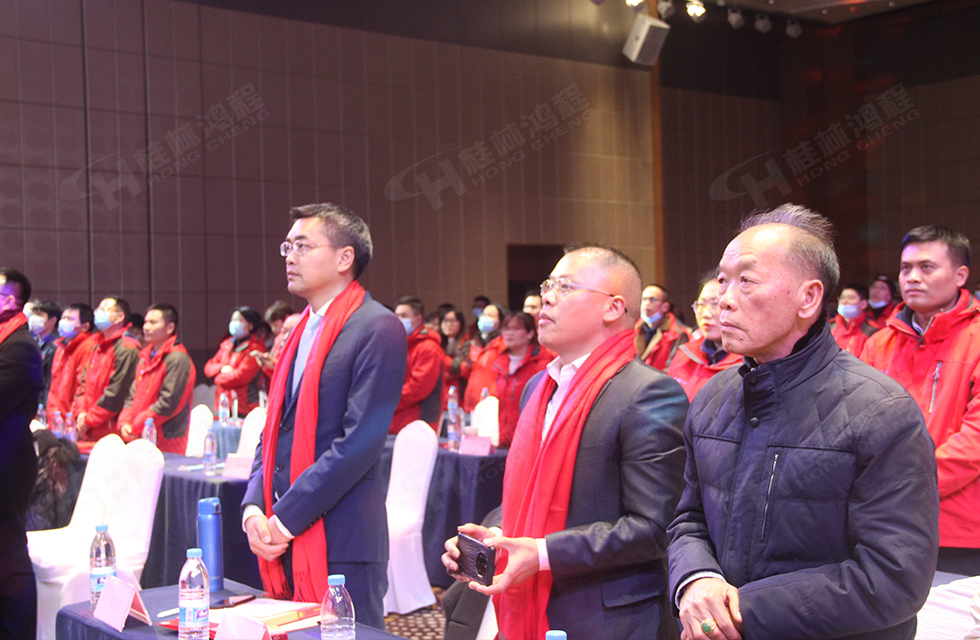 金牛辭舊歲，猛虎迎春來。搭著歡樂的時光列車，我們一起歡送碩果累累的2021年，迎來了嶄新的2022年。1月26日，我們歡聚一堂，在歡聲笑語、載歌載舞中迎接新春，“立足新鴻程開創新局面”桂林鴻程2021年年終總結表彰會由此開始！