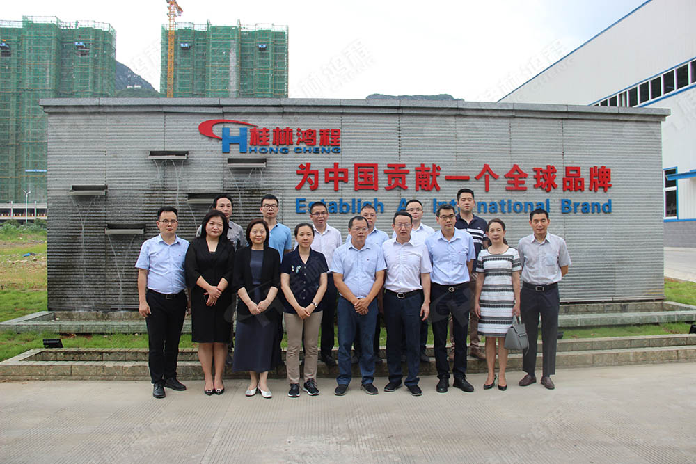 廣西證監局和桂林市政府領導與鴻程領導合影 廣西證監局和桂林市政府領導與鴻程領導合影