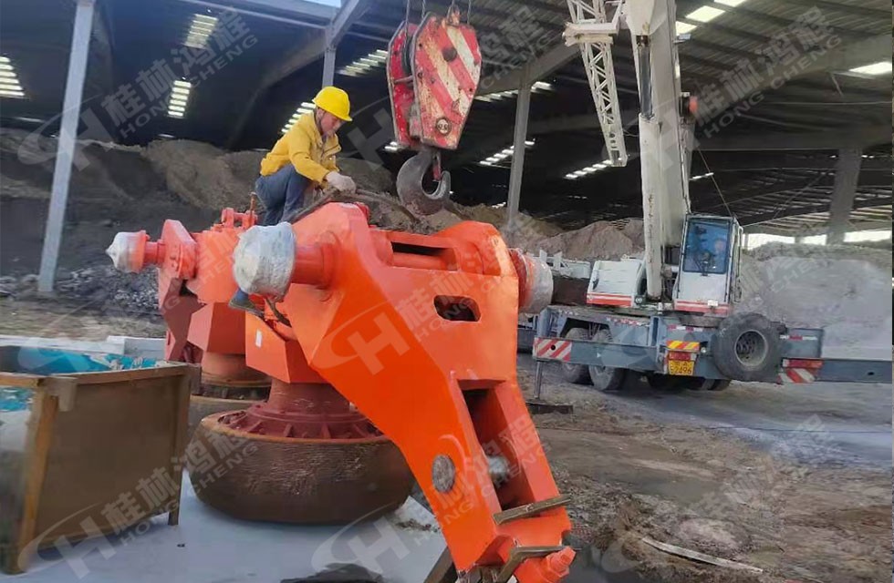 1621233992448063.jpg 2021-5-17-高嶺土立磨第5臺抵達客戶現(xiàn)場-超牌-4.jpg